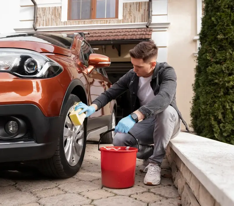 Lavage auto à domicile Saint-Martin-de-la-Porte : professionnel intervenant sur un véhicule